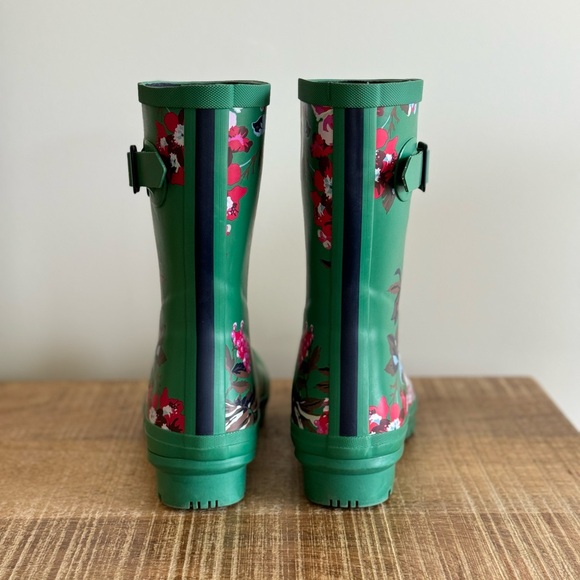 Joules Wellies in Green Floral Print - Picture 4 of 9